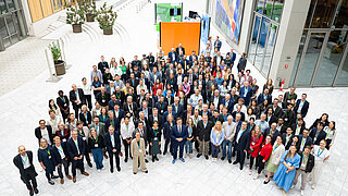 Gruppenfoto mit rund 200 Personen und Carsten Schneider im Vordergrund