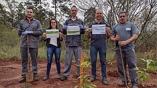 Henrique Munaretto, Sabrina Trindade, Felipe Pecheco, Marcelo Link und Vlademir Correa vom Abfallzweckverband nach der abgeschlossenen Baumpflanzaktion (v. l. n. r.)