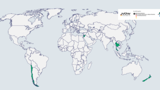 Eine Weltkarte in grau, auf der die Länder Chile, Neuseeland, Thailand und Jordanien in blau hervorgehoben sind. 