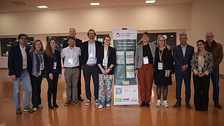 Gruppenfoto mit 12 Personen vor ReTech-Rollup