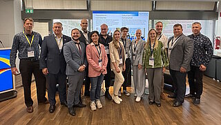Gruppenfoto der Teilnehmenden des Praxisworkshops „Kommunale Unternehmen: Synergiepotentiale in Partnerschaften“