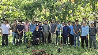 Beteiligte an der Baumpflanzaktion auf dem Gelände des Public Work Training Institute (PTI) in Thanaleng, Laos
