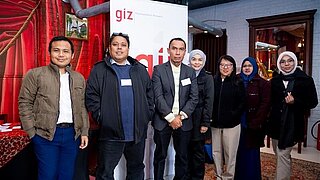 Gruppenfoto mit GIZ-Banner im Hintergrund