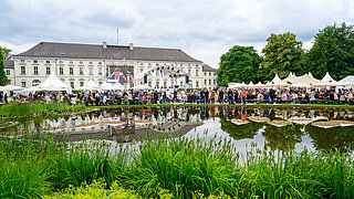 Park des Schloss Bellevue mit vielen Gästen