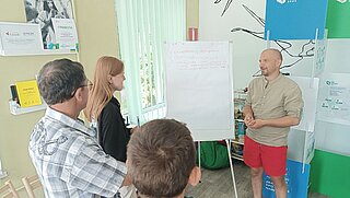 Jugendliche, Expert*innen und Behördenvertreter*innen im Austausch