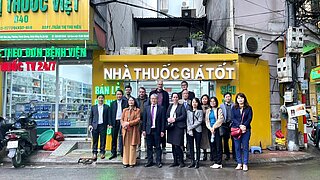 Gruppenfoto der Delegation vor einem typisch vietnamesischen Shophouse