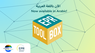 Werbebild für die EPR Toolbox mit der Ankündigung „Jetzt auf Arabisch verfügbar“ in arabischer und englischer Sprache. Im Zentrum befindet sich ein stilisierter Würfel mit der Aufschrift „EPR TOOL BOX“. Im Hintergrund ein Netzwerkdiagramm auf grün-blauem Farbverlauf. Unten links sind Logos der Initiativen „Environmental Protection made in Germany“ und „EPR Global Action Partnership“ zu sehen.
