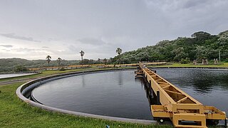 Wasserbecken einer Kläranlage in Südafrika