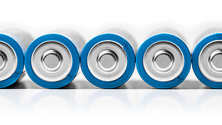 Reihe von neun liegenden Batterien