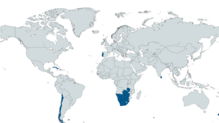 Eine graue Weltkarte, auf der die Länder Chile, Sri Lanka, Neuseeland (Cookinseln), Portugal (Kap Verde), Kuba und südliches Afrika dunkelblau hervorgehoben sind. 